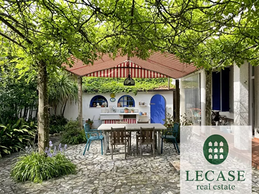 Immagine 1 di Villa in affitto  in Via Eugenio Barsanti a Forte Dei Marmi