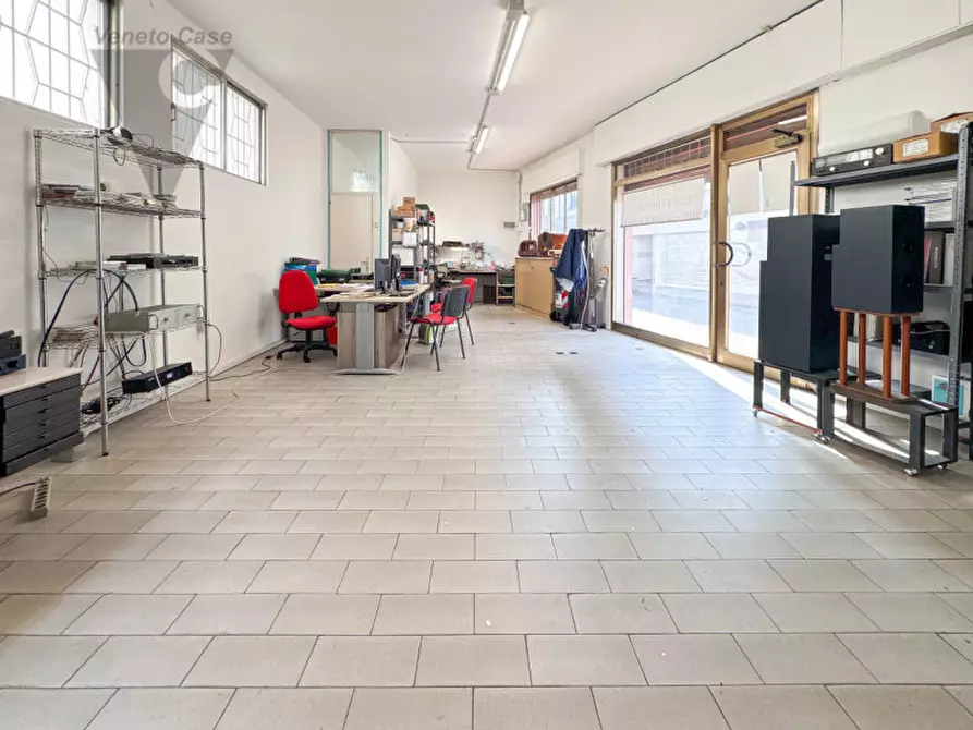 Immagine 1 di Negozio in affitto  a Stra