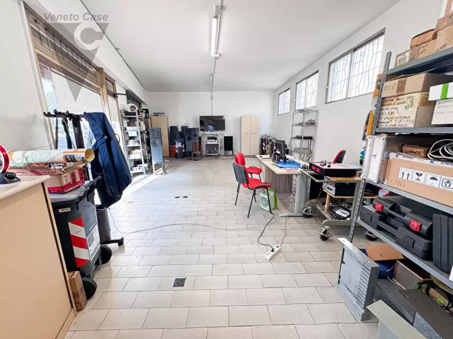 Immagine 2 di Negozio in affitto  a Stra