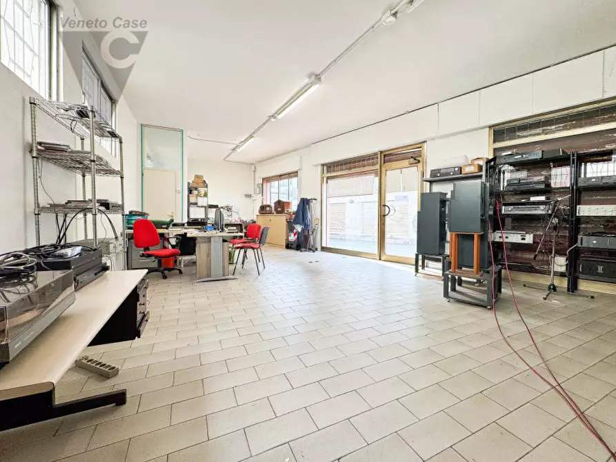 Immagine 6 di Negozio in affitto  a Stra