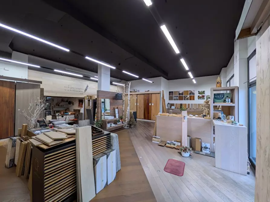 Immagine 1 di Negozio in affitto  in via valpantena, 18 a Verona