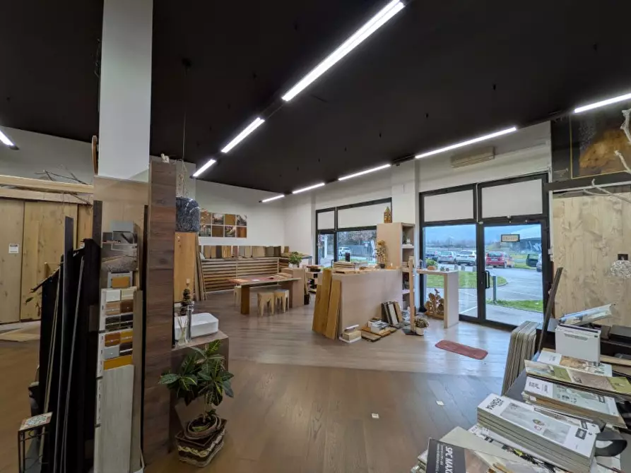 Immagine 2 di Negozio in affitto  in via valpantena, 18 a Verona