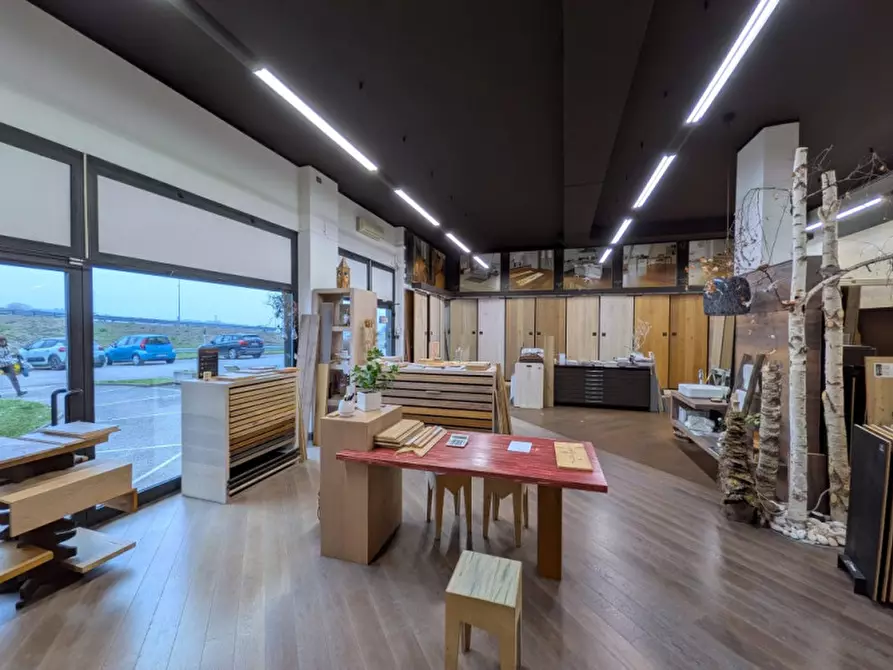 Immagine 11 di Negozio in affitto  in via valpantena, 18 a Verona