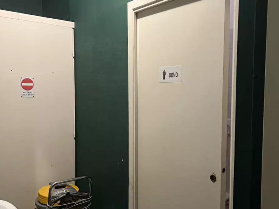 Immagine 10 di Negozio in vendita  in VIA DI NOVOLI a Firenze