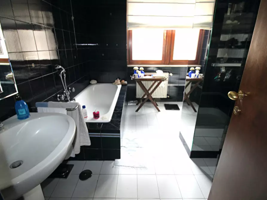 Immagine 17 di Appartamento in vendita  in Via Calvi dell'Umbria a Roma