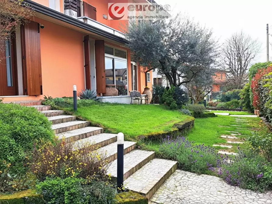 Immagine 1 di Villa in vendita  in viale Europa a Monticello Conte Otto