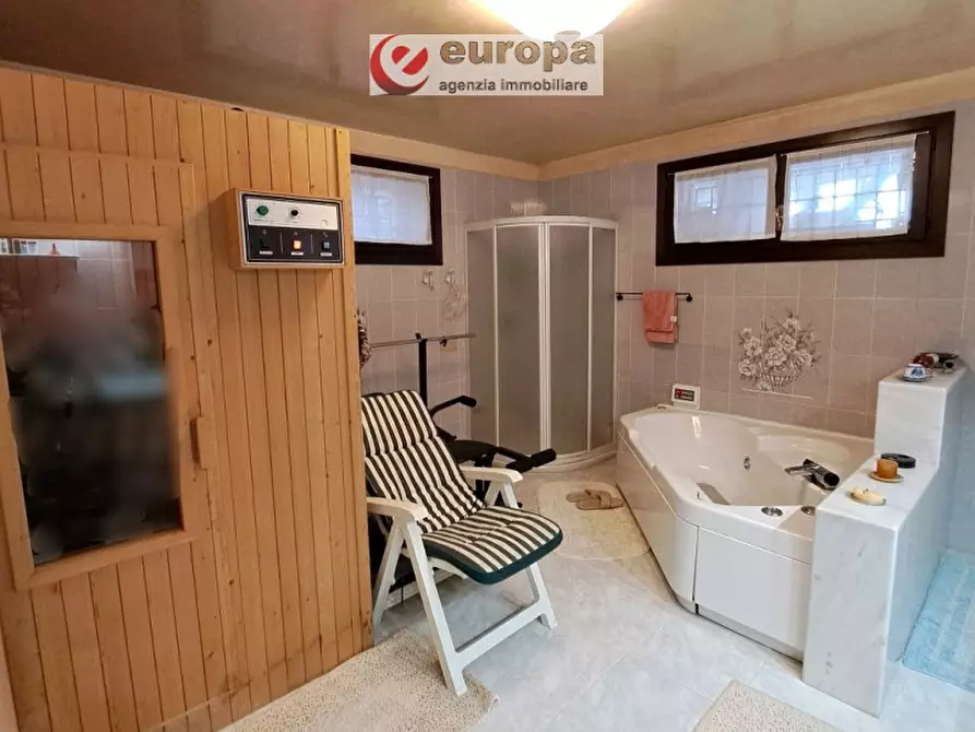 Immagine 38 di Villa in vendita  in viale Europa a Monticello Conte Otto