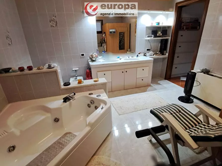 Immagine 37 di Villa in vendita  in viale Europa a Monticello Conte Otto