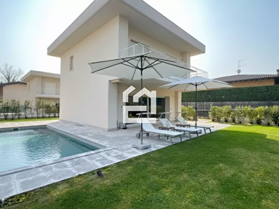 Immagine 1 di Villa in vendita  in via panoramica a Manerba Del Garda
