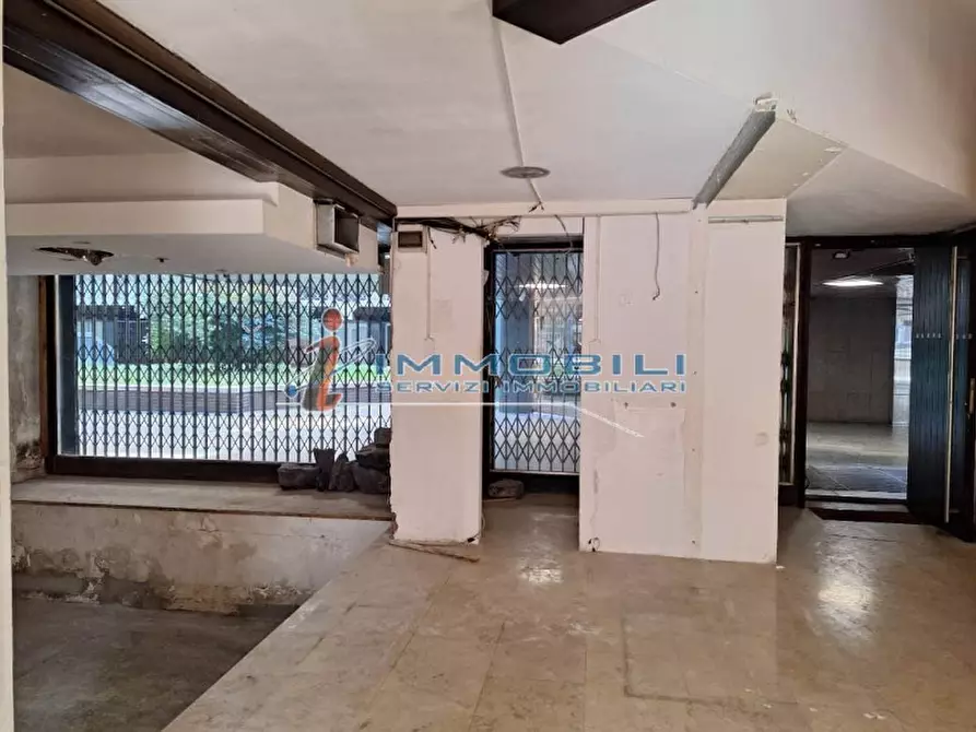 Immagine 4 di Negozio in vendita  in VIA VITTOR PISANI a Milano