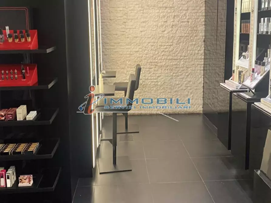 Immagine 2 di Negozio in vendita  in VIA MILANO a Torino