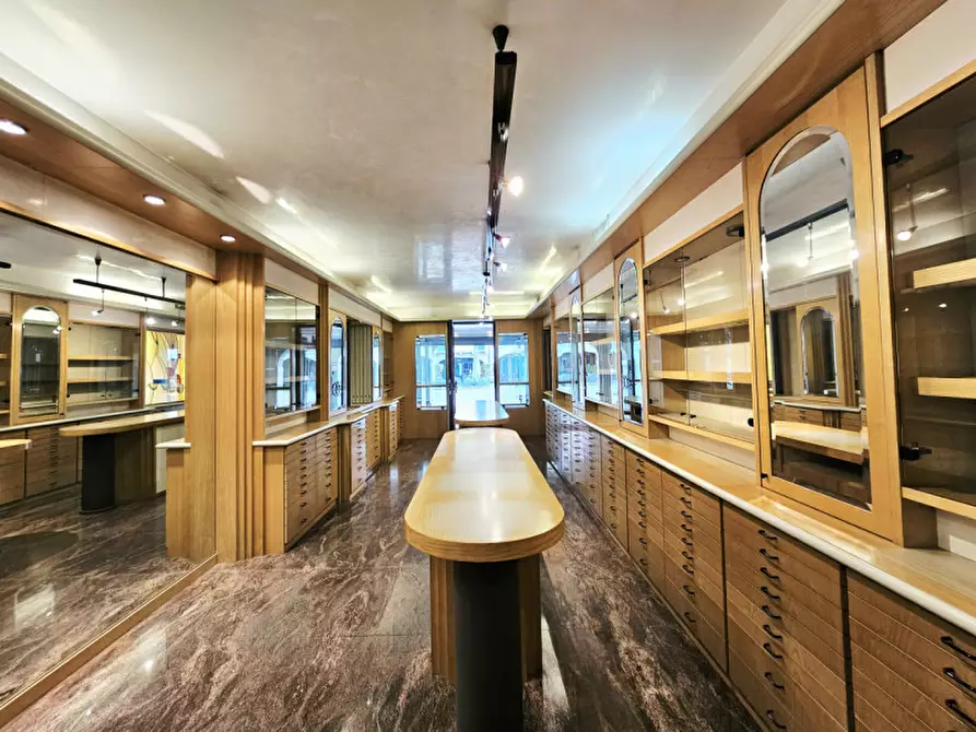 Immagine 2 di Negozio in vendita  in VIA GIACOMO MATTEOTTI a Este