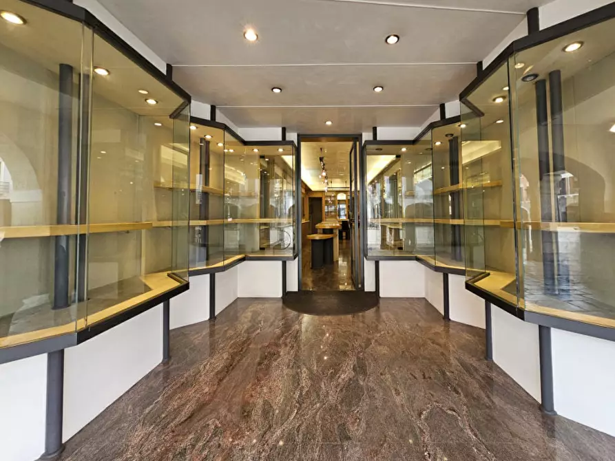 Immagine 3 di Negozio in vendita  in VIA GIACOMO MATTEOTTI a Este