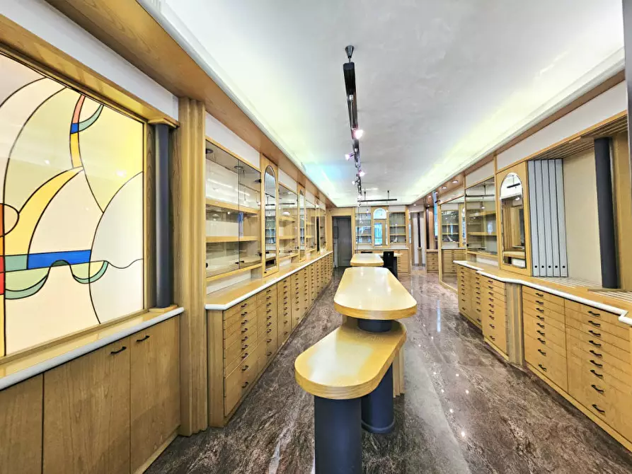 Immagine 4 di Negozio in vendita  in VIA GIACOMO MATTEOTTI a Este