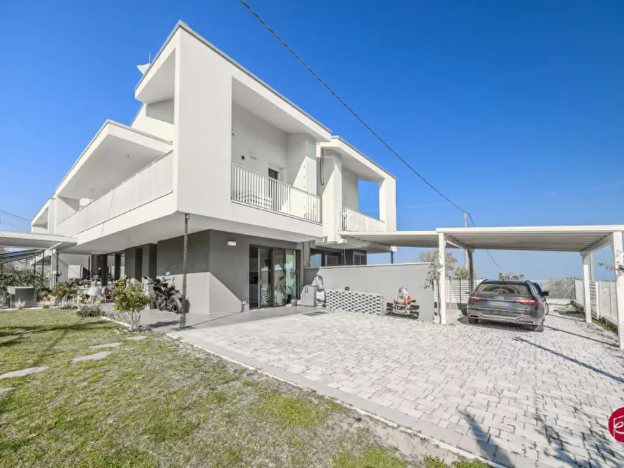 Immagine 50 di Villa in vendita  a Borghi