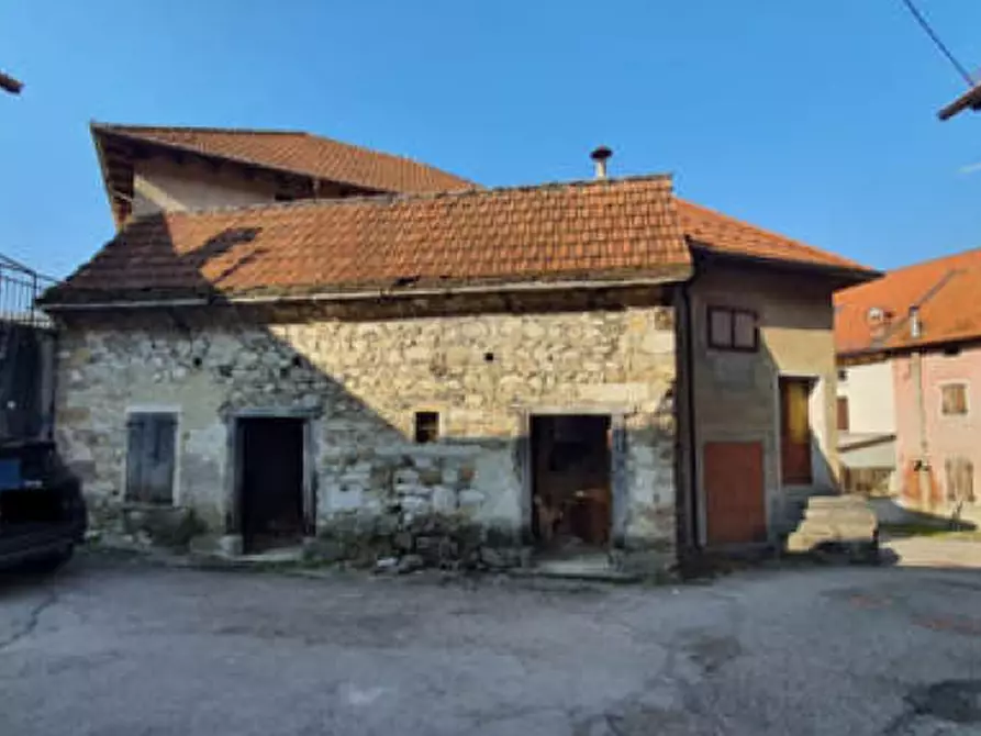 Immagine 1 di Magazzino in vendita  in Via Primo Maggio, 87 a Tambre