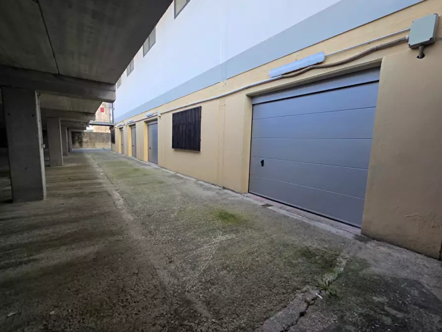 Immagine 10 di Magazzino in affitto  in Viale Lunigiana a Aulla