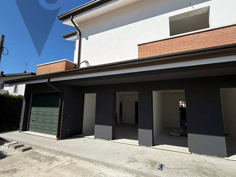 Immagine 1 di Casa trifamiliare in vendita  a Legnaro