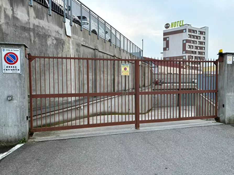 Immagine 3 di Garage in vendita  in Strada del Portone 21 a Torino