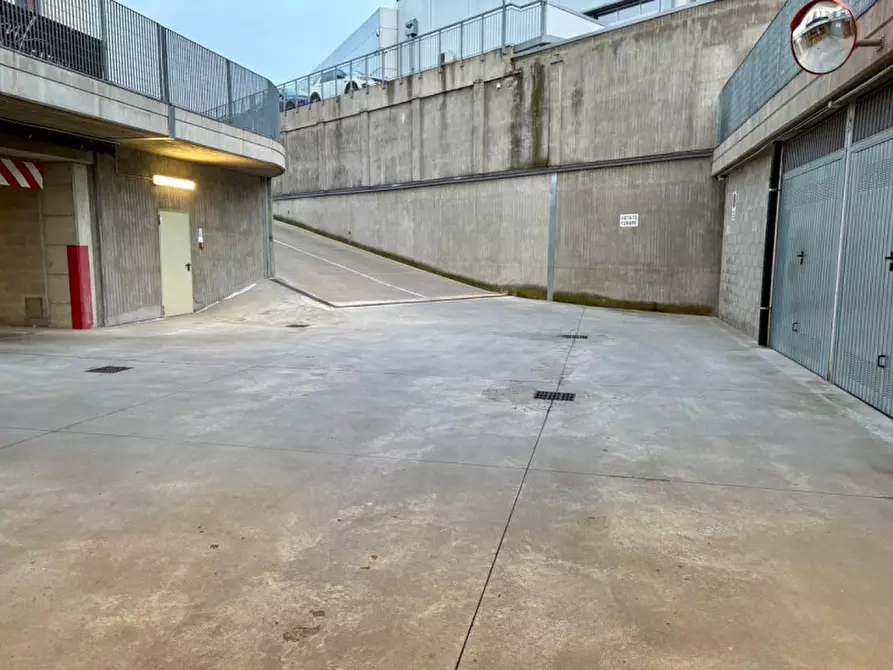 Immagine 4 di Garage in vendita  in Strada del Portone 21 a Torino