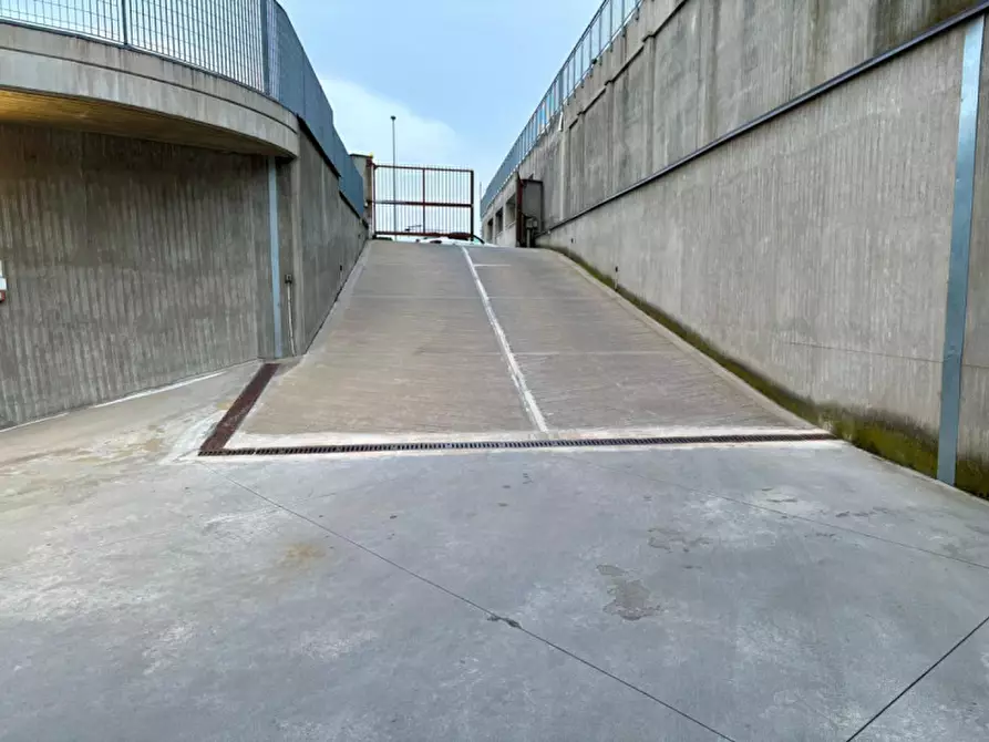 Immagine 5 di Garage in vendita  in Strada del Portone 21 a Torino