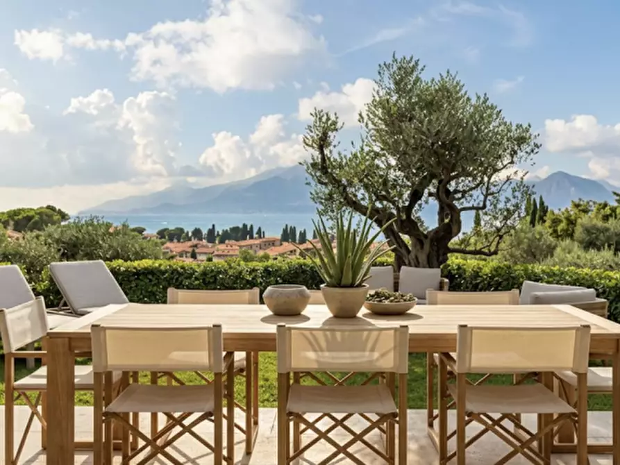 Immagine 2 di Villa in vendita  in Via Gioacchino Rossini a Torri Del Benaco