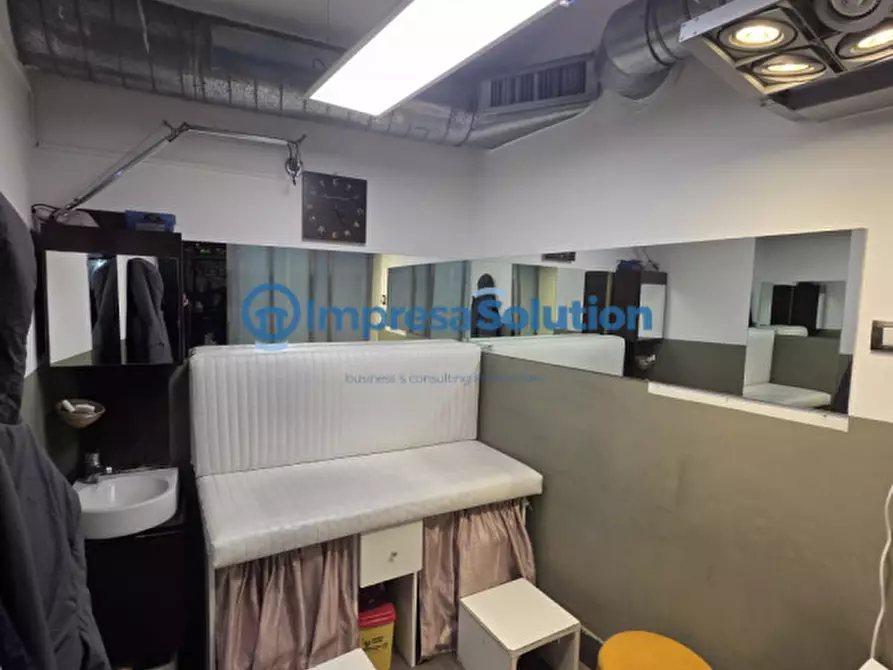 Immagine 10 di Attività commerciale in vendita  in Via San Liborio a Napoli