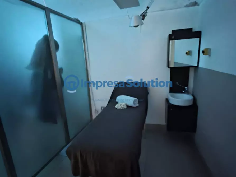 Immagine 15 di Attività commerciale in vendita  in Via San Liborio a Napoli