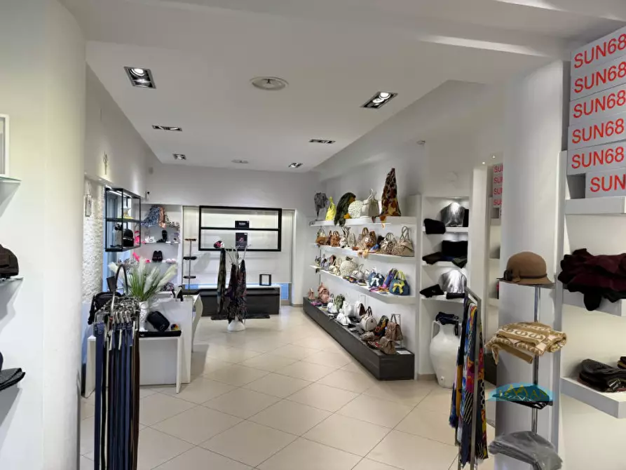 Immagine 1 di Negozio in vendita  in Via Antonio Gramsci a Ceglie Messapico