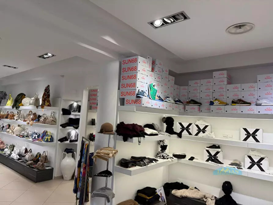 Immagine 3 di Negozio in vendita  in Via Antonio Gramsci a Ceglie Messapico