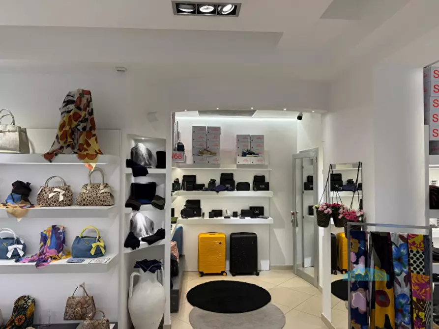 Immagine 4 di Negozio in vendita  in Via Antonio Gramsci a Ceglie Messapico