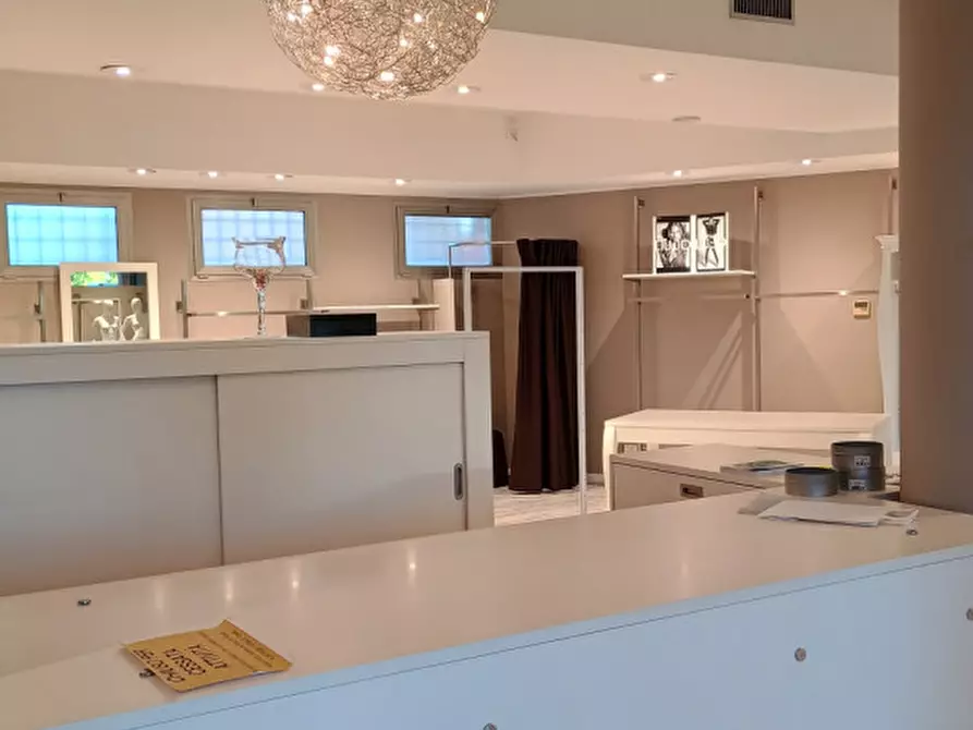 Immagine 1 di Negozio in affitto  in Viale Italia a Creazzo