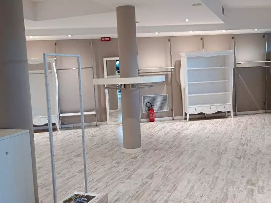 Immagine 2 di Negozio in affitto  in Viale Italia a Creazzo
