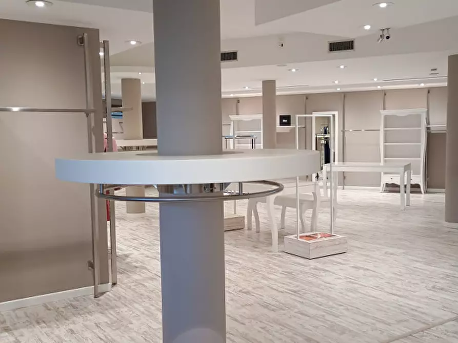 Immagine 3 di Negozio in affitto  in Viale Italia a Creazzo