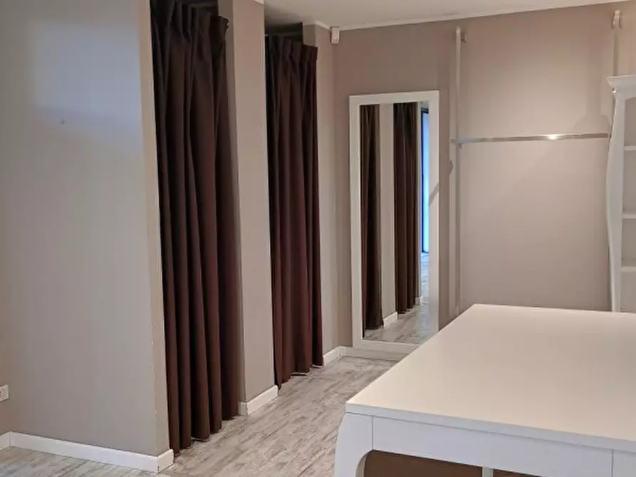 Immagine 4 di Negozio in affitto  in Viale Italia a Creazzo