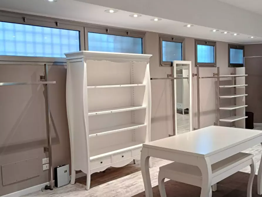 Immagine 6 di Negozio in affitto  in Viale Italia a Creazzo