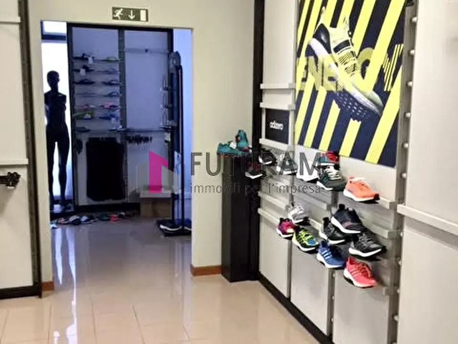 Immagine 7 di Negozio in vendita  a Mestrino