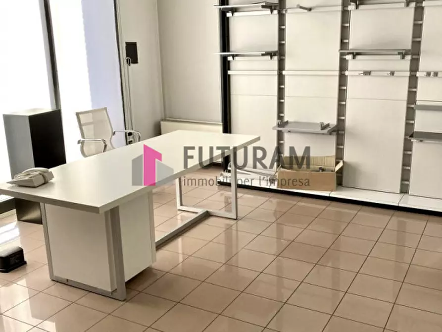 Immagine 9 di Negozio in vendita  a Mestrino