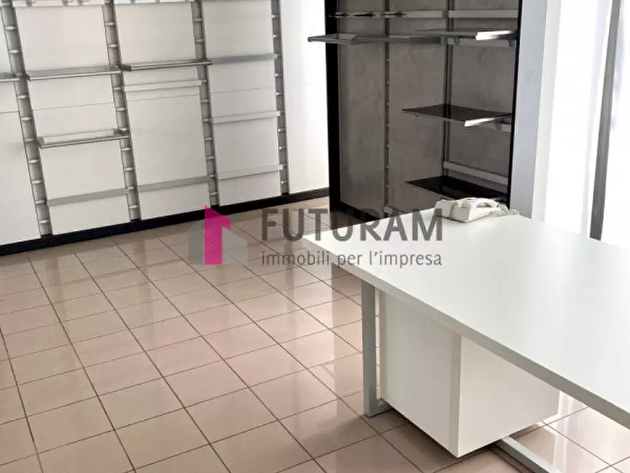 Immagine 10 di Negozio in vendita  a Mestrino