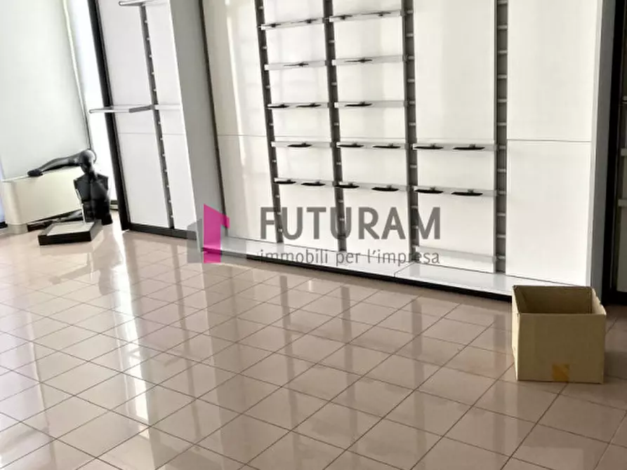 Immagine 11 di Negozio in vendita  a Mestrino