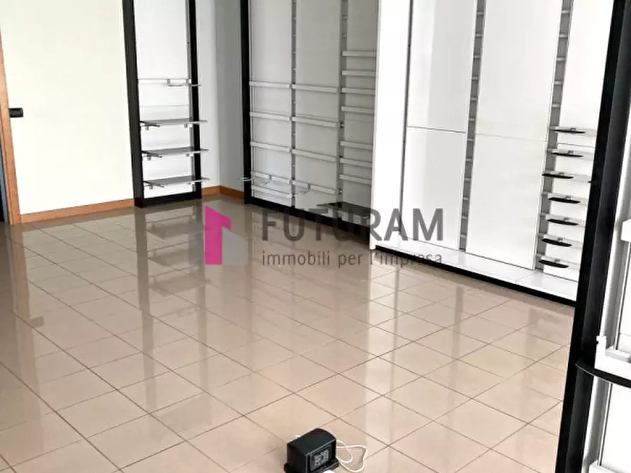 Immagine 13 di Negozio in vendita  a Mestrino