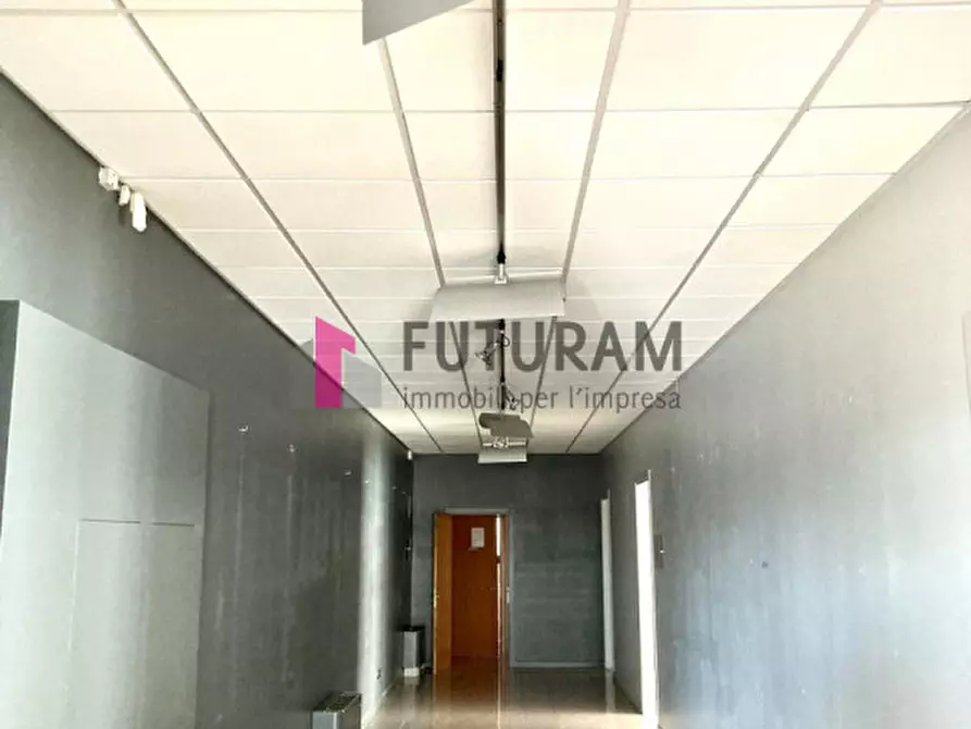 Immagine 14 di Negozio in vendita  a Mestrino