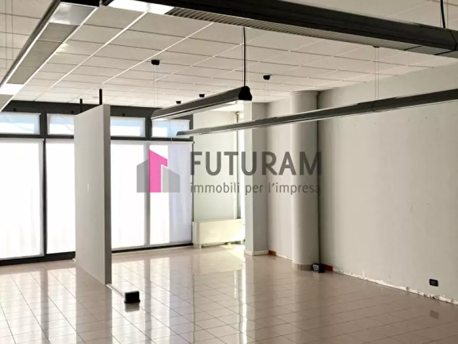 Immagine 15 di Negozio in vendita  a Mestrino