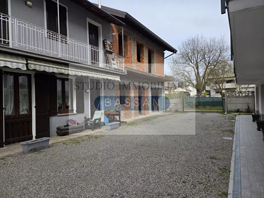 Immagine 26 di Rustico / casale in vendita  in Via San Giorgio 6 a Casorate Sempione