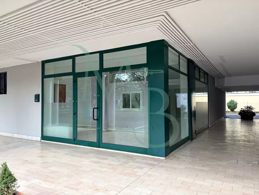Immagine 1 di Negozio in vendita  in Piazza Madre Teresa di Calcutta a Rubano
