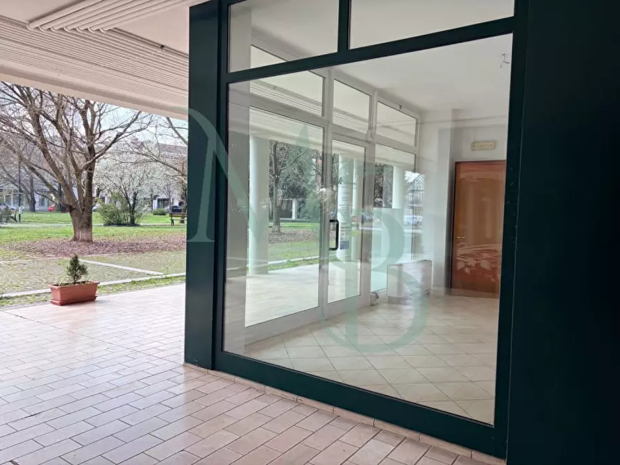 Immagine 4 di Negozio in vendita  in Piazza Madre Teresa di Calcutta a Rubano