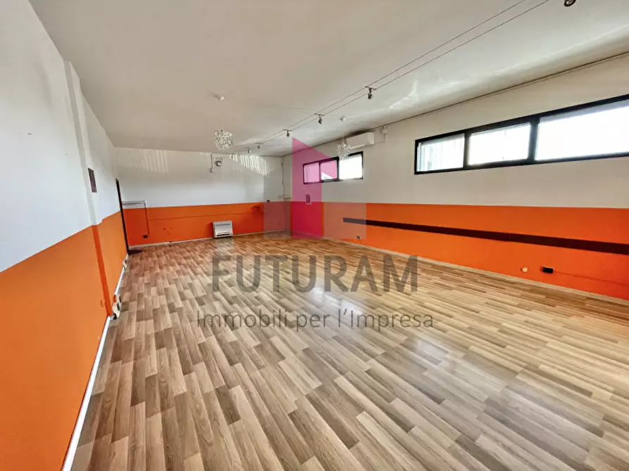 Immagine 9 di Negozio in vendita  a Torri Di Quartesolo