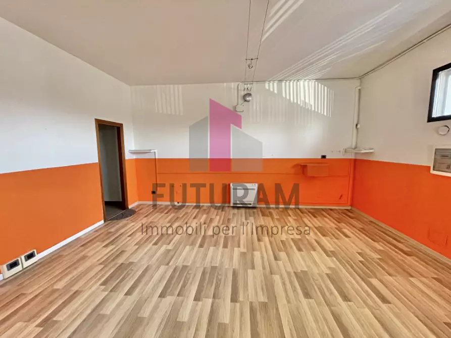 Immagine 11 di Negozio in vendita  a Torri Di Quartesolo