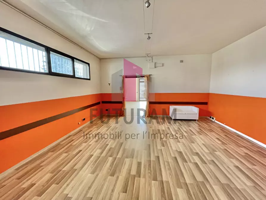 Immagine 12 di Negozio in vendita  a Torri Di Quartesolo