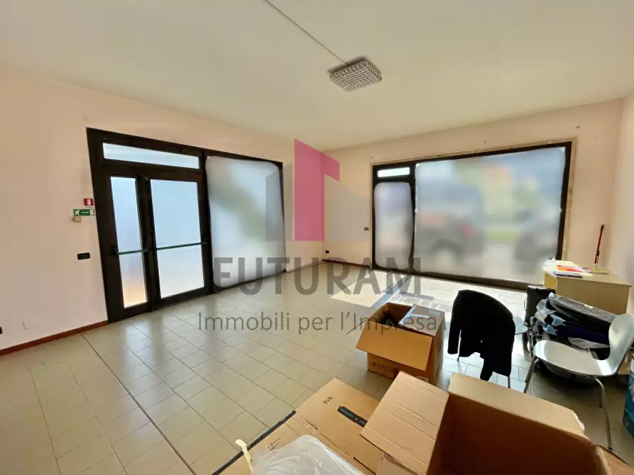 Immagine 18 di Negozio in vendita  a Torri Di Quartesolo